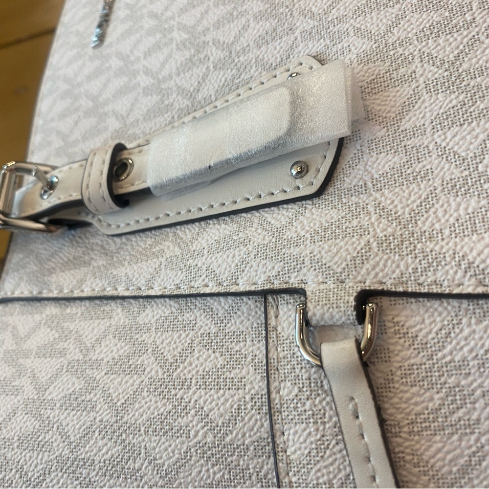 Michael Kors Voyager East West White Beige Signature Tote Authentic NEW w tags 🌷 - Picture 10 of 16